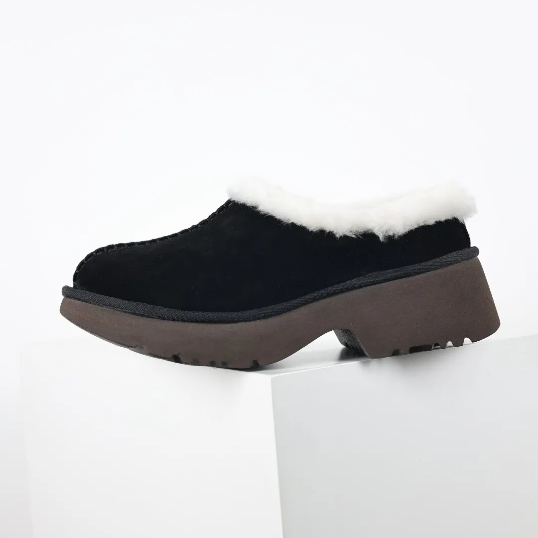 Pick up locally 💰560 Core recommended good price It is a very suitable choice for home use. In recent years, uug has launched a series of styles, which are partially geared towards the preferences of young consumers and have also moved to the forefront of fashion trends. Shoe body material: water-repellent coated suede upper, 17 mm UGGPURE™ implantable wool insole, lightweight non-slip and comfortable rubber outsole, with brand LOGO and trademark, with full packaging Size: 35 36 37 38 39 40